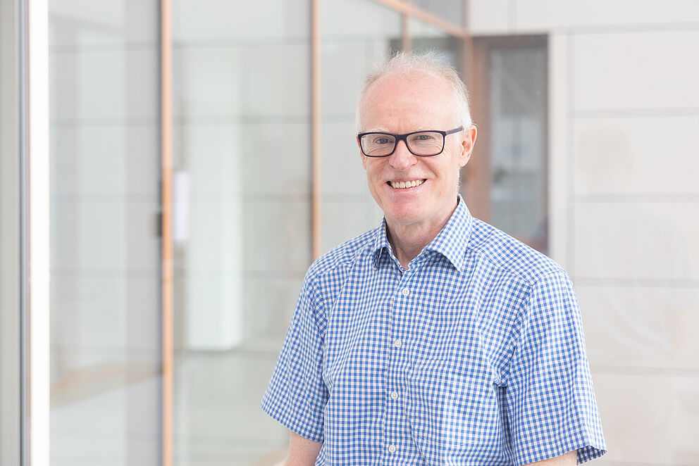 This is a portrait foto of Prof. Dr. Reinhold Häb-Umbach.