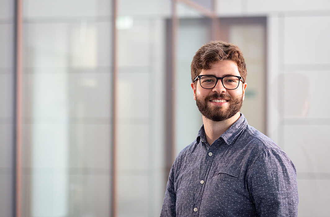 This is a portrait foto of Tobias Peters.