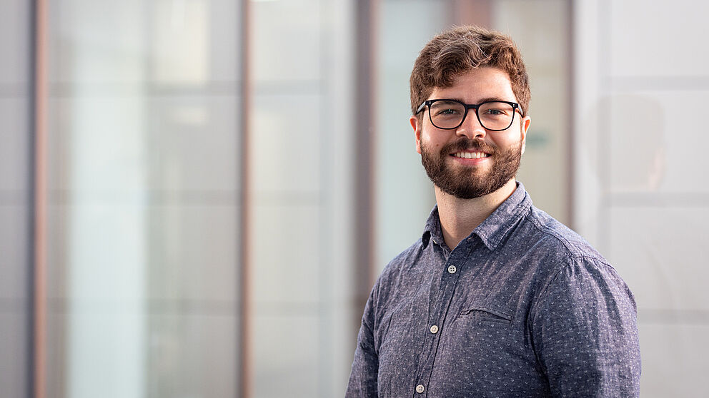 This is a portrait foto of Tobias Peters.