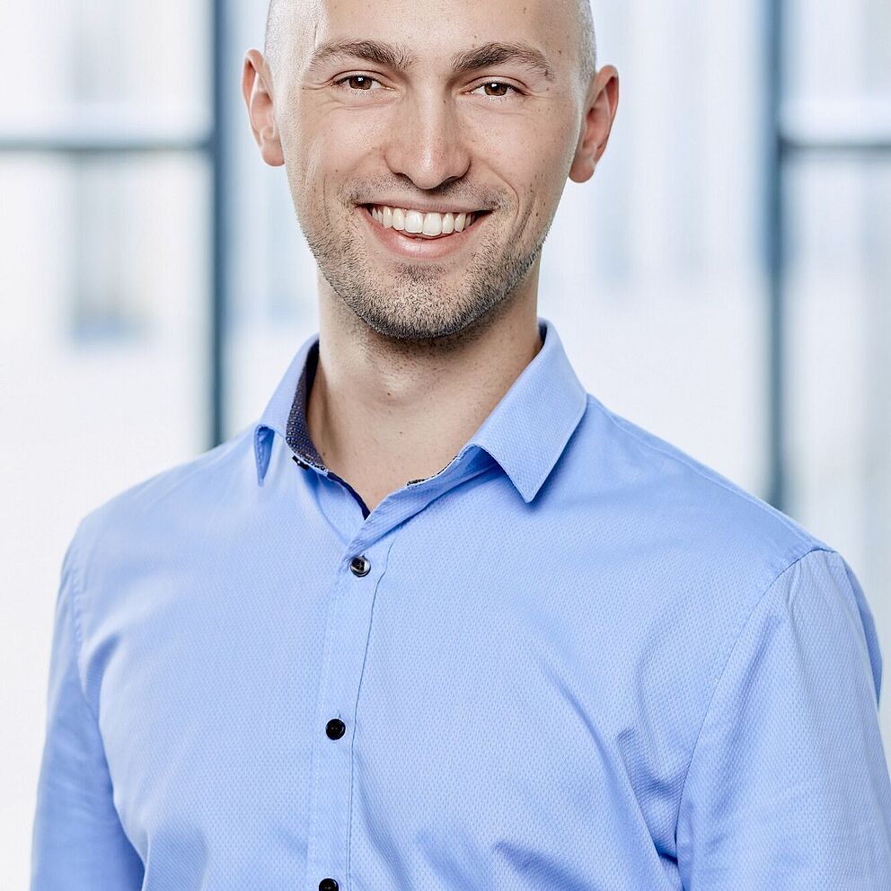 This is a portrait foto of Maximilian Muschalik.